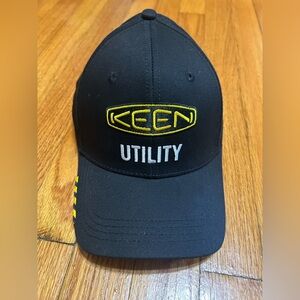 NEW Keen Women’s Utility Black Embroidered Fitted Logo Baseball Cap Fits Small